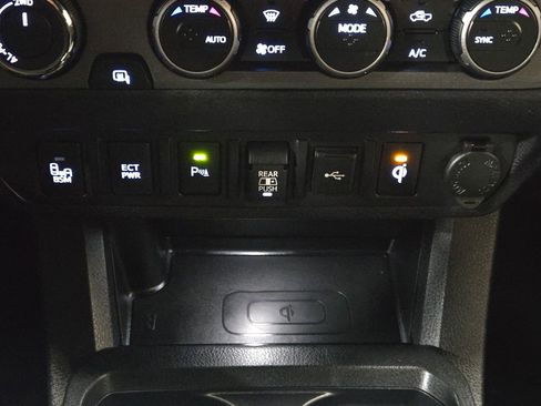 Used 2023 Toyota Tacoma TRD Off-Road image 32