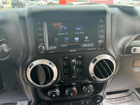 Used 2018 Jeep Wrangler Unlimited Sahara w/ Connectivity Group AWD/4WD image 16