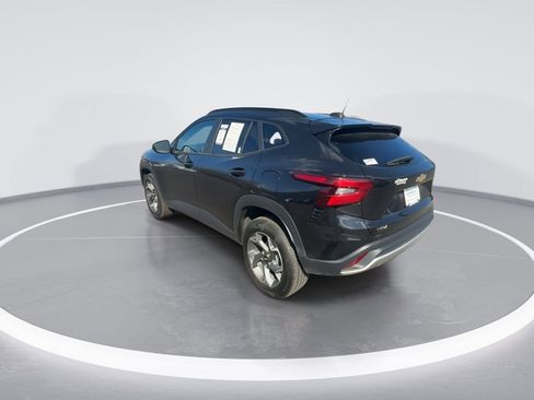 Used 2025 Chevrolet Trax LT w/ LT Convenience Package image 6