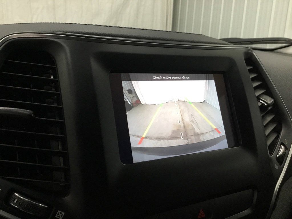 Used 2019 Jeep Cherokee Latitude Plus w/ Cold Weather Group AWD/4WD image 31
