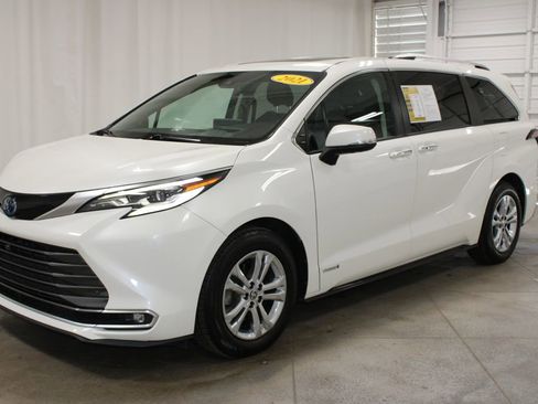 Used 2021 Toyota Sienna Platinum AWD/4WD image 4