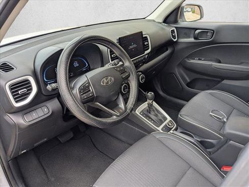 Used 2023 Hyundai Venue Limited FWD image 7