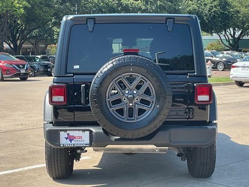 Used 2025 Jeep Wrangler Unlimited Sahara AWD/4WD image 10