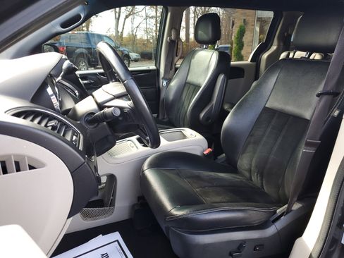 Used 2017 Dodge Grand Caravan SXT image 16