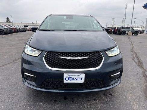 Used 2023 Chrysler Pacifica Touring-L FWD image 4