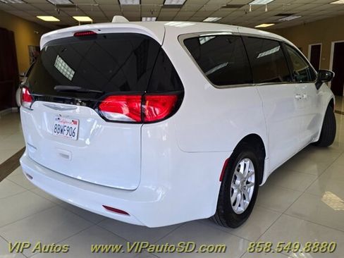 Used 2017 Chrysler Pacifica Touring FWD image 4