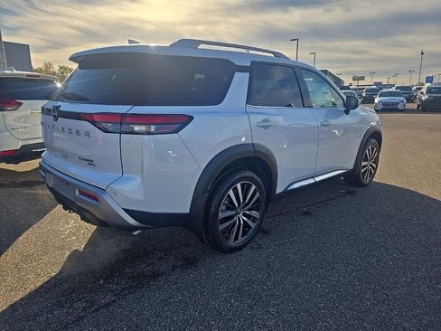 New 2025 Nissan Pathfinder Platinum image 7