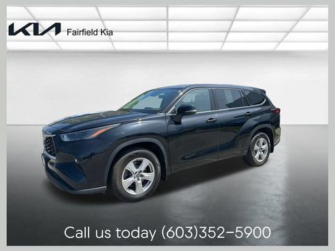 Used 2022 Toyota Highlander LE AWD/4WD image 1