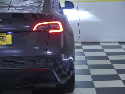 Used 2024 Tesla Model Y Long Range AWD/4WD image 29
