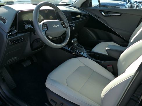 Certified 2025 Kia Niro EX image 11