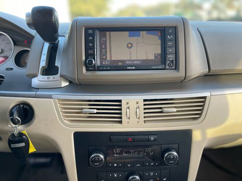 Used 2010 Volkswagen Routan SEL FWD image 20