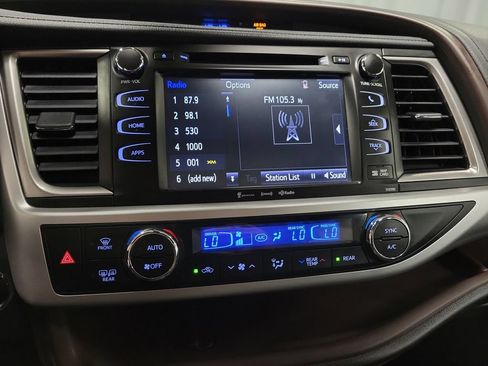 Used 2019 Toyota Highlander XLE AWD/4WD image 18