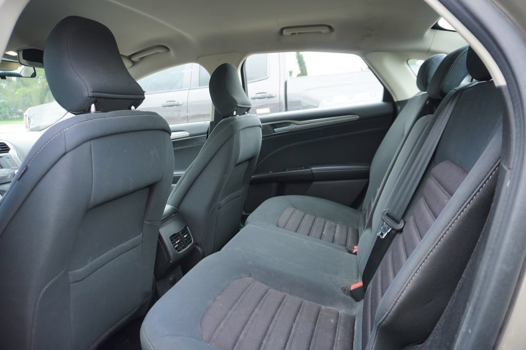 Used 2017 Ford Fusion SE FWD image 4