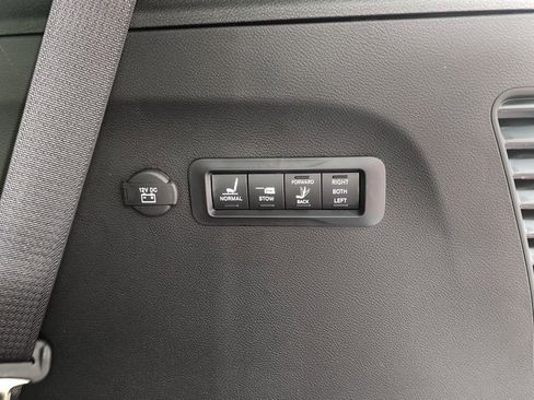 New 2026 Chrysler Pacifica Pinnacle image 11