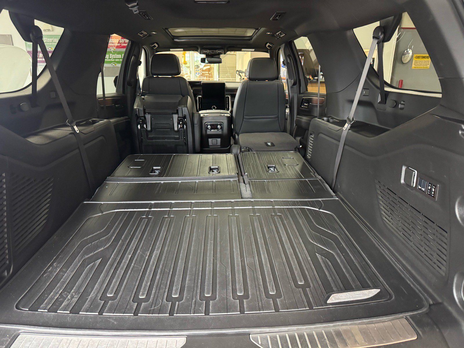 Used 2025 GMC Yukon XL Denali w/ Sun & Power Step Package AWD/4WD image 10