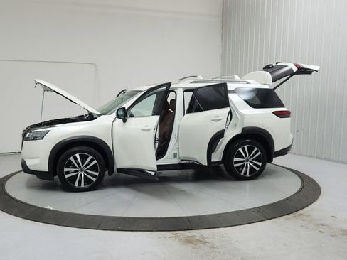 Used 2024 Nissan Pathfinder Platinum FWD image 12
