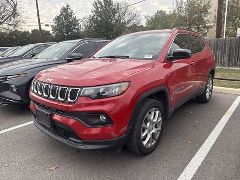 Used 2023 Jeep Compass Latitude image 1