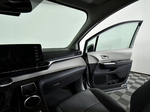 Used 2021 Toyota Sienna XLE image 20