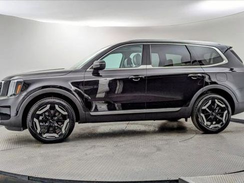 Used 2025 Kia Telluride S image 3