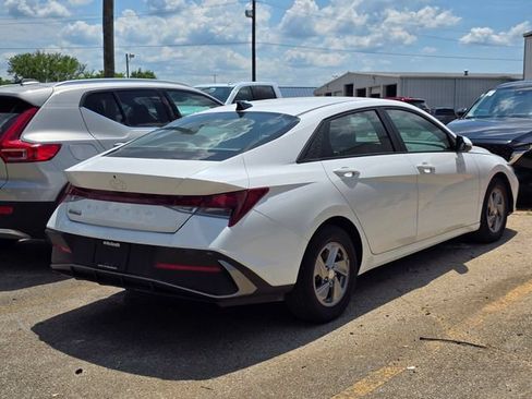 Used 2024 Hyundai Elantra SE FWD image 3