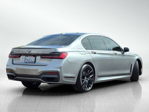 Used 2022 BMW 740i w/ M Sport Package RWD image 4