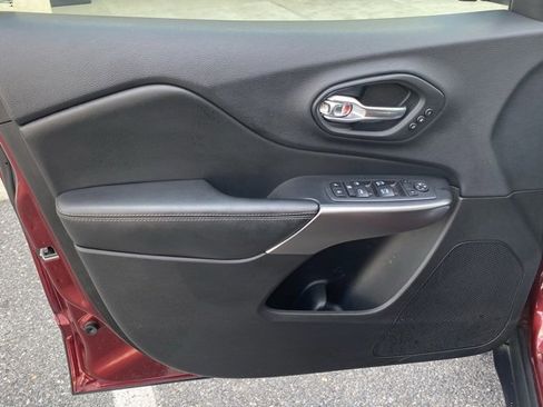 Used 2019 Jeep Cherokee Limited w/ Luxury Group image 12