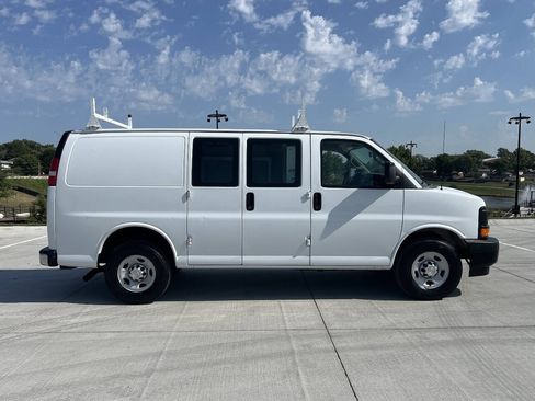 Used 2015 Chevrolet Express 2500 RWD image 2