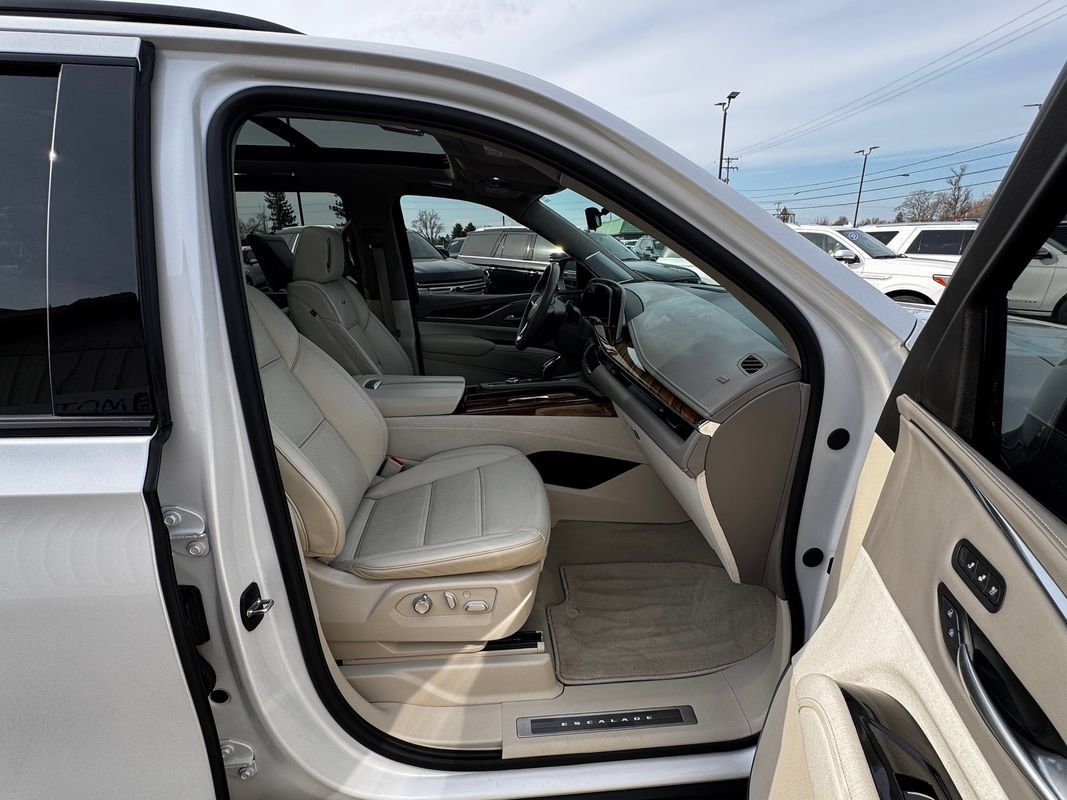 Used 2024 Cadillac Escalade Sport Platinum w/ LPO, ONYX Package AWD/4WD image 28