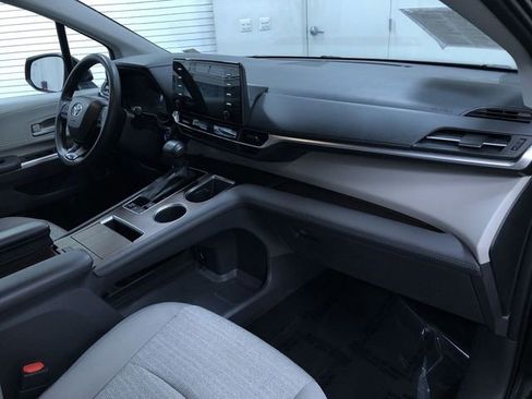 Certified 2022 Toyota Sienna LE image 24