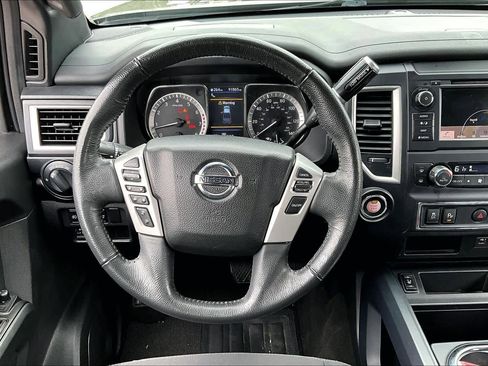 Used 2019 Nissan Titan SV w/ SV Convenience Package image 5