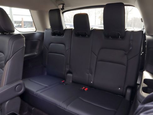 Used 2024 Nissan Pathfinder Platinum image 10