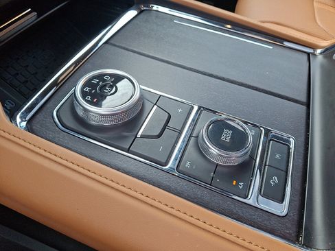 Certified 2024 Ford Expedition Platinum image 22