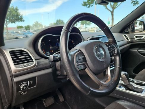Used 2019 Jeep Grand Cherokee Altitude RWD image 9