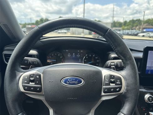 Used 2021 Ford Explorer Limited w/ Equipment Group 301A AWD/4WD image 17