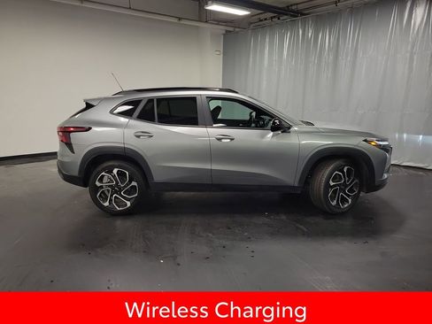 Used 2025 Chevrolet Trax RS w/ Sunroof Package FWD image 9