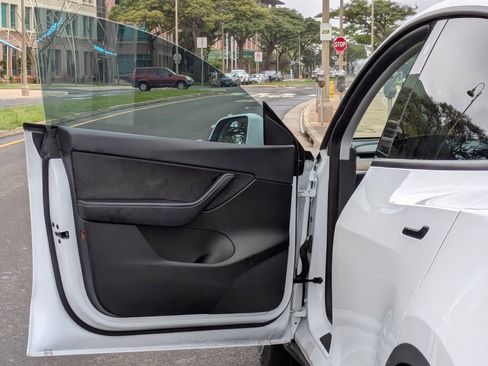 Used 2022 Tesla Model Y Performance image 10