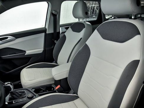 Certified 2025 Volkswagen Taos SE w/ Panoramic Sunroof Package image 7