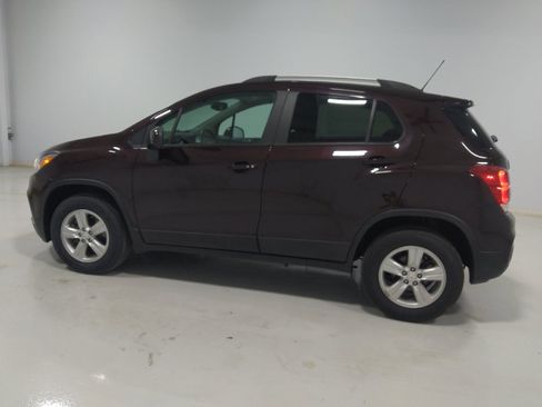 Used 2021 Chevrolet Trax LT w/ LT Convenience Package AWD/4WD image 3