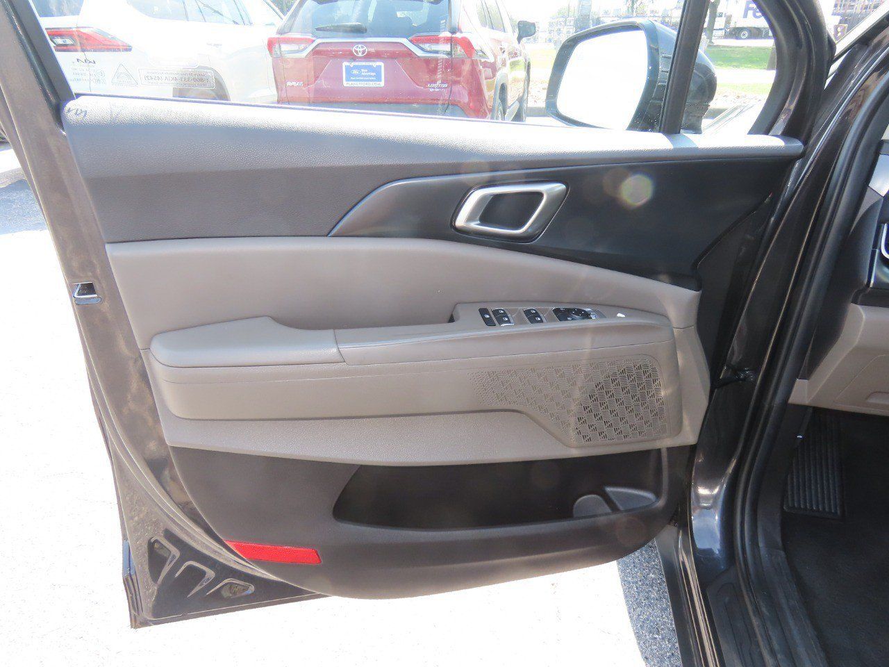 Used 2025 Kia Carnival FWD image 23