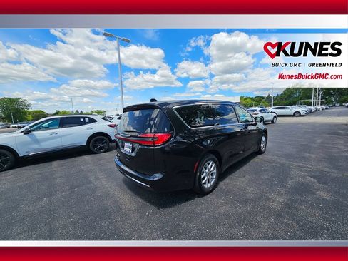 Used 2023 Chrysler Pacifica Touring-L FWD image 5