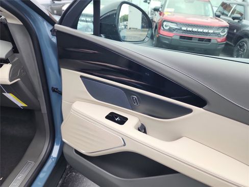 New 2025 Lincoln Nautilus Premier image 23