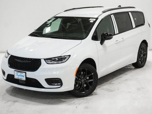 New 2026 Chrysler Pacifica Select image 2