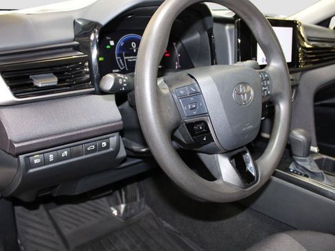 Used 2025 Toyota Camry LE AWD/4WD image 17