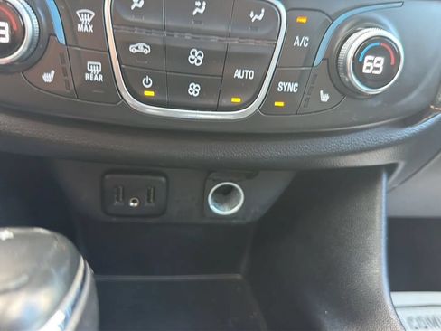 Used 2019 Chevrolet Traverse LT w/ LT Premium Package AWD/4WD image 31