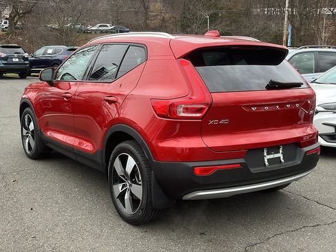 Used 2022 Volvo XC40 T5 Momentum image 5