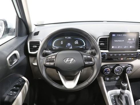 Used 2025 Hyundai Venue SEL FWD image 32