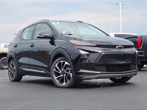 Used 2022 Chevrolet Bolt EUV Premier w/ Sun & Sound Package FWD image 3