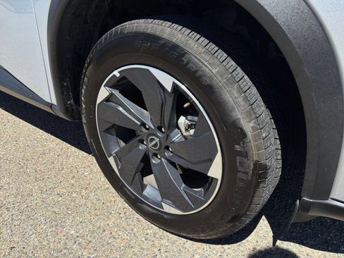 Used 2025 Nissan Rogue SV FWD image 32