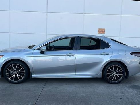 Used 2023 Toyota Camry SE FWD image 3