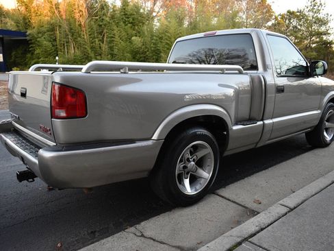 Used 2001 GMC Sonoma SLS w/ Hot Looks Pkg image 3
